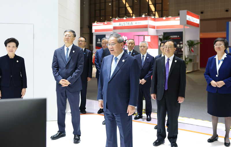 9月23日上午，国务院总理李强在上海出席2026年世界技能大会开幕式并致辞。开幕式前，李强参观世界技能博览会。新华社记者 黄敬文 摄.jpg